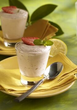 MOUSSE DI YOGURT ALLE FRAGOLE CON PISTACCHI MOUSSE DI YOGURT ALLE FRAGOLE CON PISTACCHI