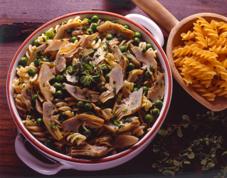 INSALATA DI PASTA CON CARCIOFI PISELLI E ERBE AROMATICHE