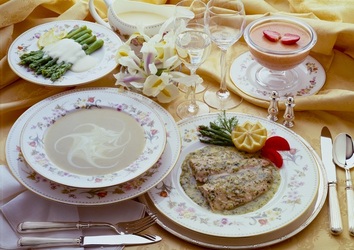 MEN&Ugrave; DELLA FESTA ASPARAGI IN SALSA DI YOGURT CREMA DI PISELLI BRANZINO AGLI AROMI CREMA DI BANANE E FRAGOLE