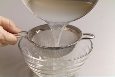 ZUPPA DI CIPOLLE E GERMOGLI DI SOIA CON TELLINE