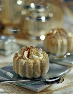 CESTINI DI BISCOTTO CON PANNA