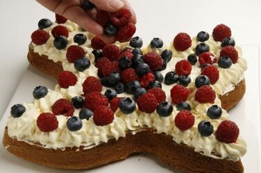 TORTA COLOMBA CON CONFETTINI RIPIENA DI PANNA E FRUTTI ROSSI