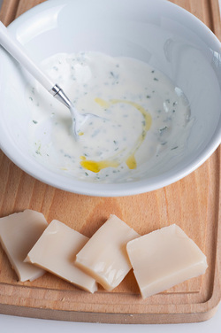 PANINO INTEGRALE CON FORMAGGIO ALLA MANDORLA MELANZANE GRIGLIATE E SALSINA DI YOGURT AL PREZZEMOLO