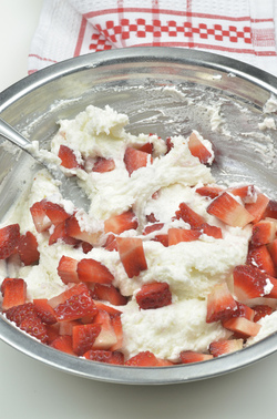 ZUCCOTTO FARCITO CON PANNA E FRAGOLE