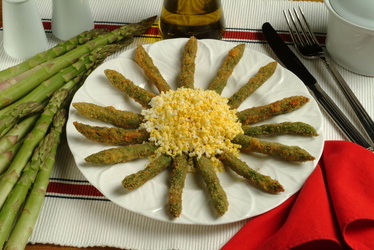 ASPARAGI FRITTI CON MIMOSA DI UOVA