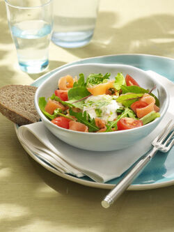 INSALATINA FRESCA CON SALMONE E SALSA YOGURT