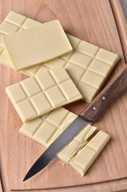 DOLCE AL CIOCCOLATO BIANCO CON LE CILIEGIE CANDITE