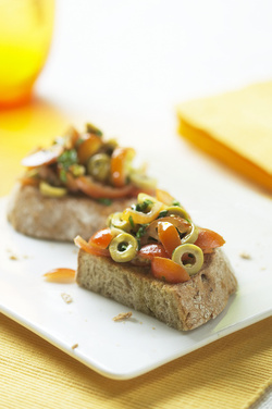 CROSTINI CON OLIVE E POMODORI CROSTINI CON OLIVE E POMODORI