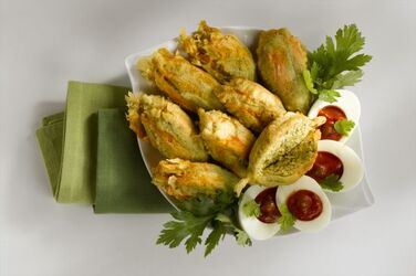 FIORI DI ZUCCA FARCITI IN PASTELLA FIORI DI ZUCCA FARCITI IN PASTELLA