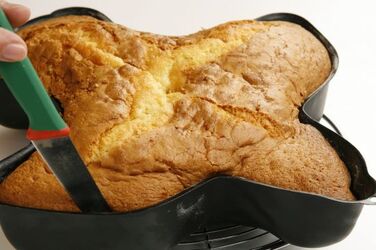TORTA COLOMBA CON CONFETTINI RIPIENA DI PANNA E FRUTTI ROSSI TORTA COLOMBA CON CONFETTINI RIPIENA DI PANNA E FRUTTI ROSSI