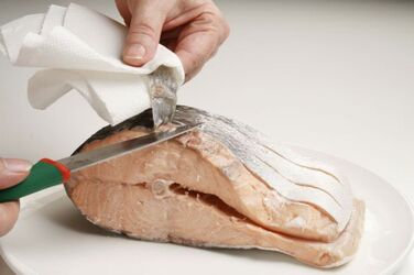 TRANCI DI SALMONE CON SALSA AI CAPPERI TRANCI DI SALMONE CON SALSA AI CAPPERI