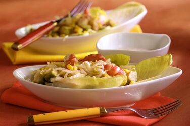 INSALATA DI INDIVIA E GAMBERI CON SALSA DI YOGURT INSALATA DI INDIVIA E GAMBERI CON SALSA DI YOGURT