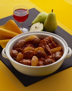 CONIGLIO CON PERE E SALSICCIE CONIGLIO CON PERE E SALSICCIE