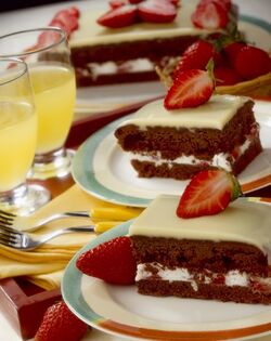 TORTA ALLE FRAGOLE E CIOCCOLATO BIANCO TORTA ALLE FRAGOLE E CIOCCOLATO BIANCO