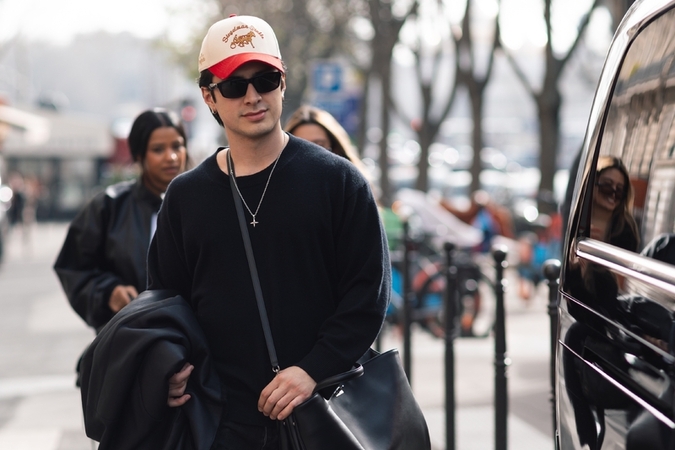 Parigi Hudson Williams passeggia lungo gli Champs &Eacute;lys&eacute;es