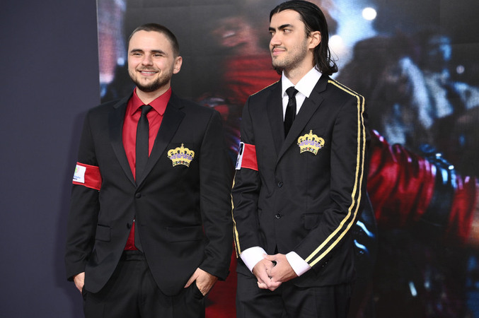 Berlino Prince e Bigi jackson omaggiano i look del padre alla premiere del film su Michael Jackson Berlino Prince e Bigi jackson omaggiano i look del padre alla premiere del film su Michael Jackson