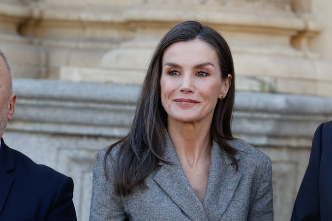 Madrid elegantissima in completo grigio la regina Letizia alla chiusura della 3&ordf; edizione del Master de formation permanent en Reporterismo internacional 