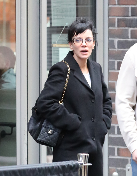 Manchester Lily Allen look casual e senza un filo di trucco per un pranzo all Est Restaurant