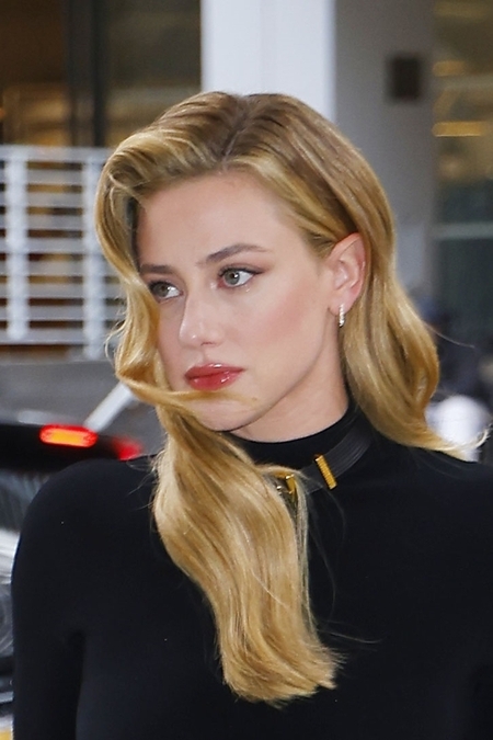 New York Lili Reinhart in un elegante abito nero vintage con inserti oro