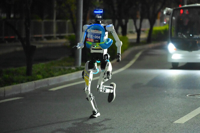 Xinhua Humanoid Robots Half Marathon Test Beijing Xinhua Humanoid Robots Half Marathon Test Beijing