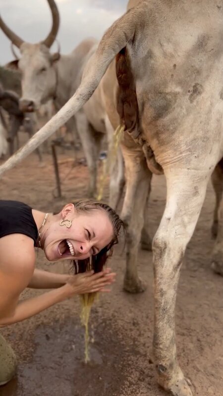 Africa Un influencer di viaggi lascia i fan sbalorditi dopo essersi lavata i capelli con l urina di mucca Africa Un influencer di viaggi lascia i fan sbalorditi dopo essersi lavata i capelli con l urina di mucca