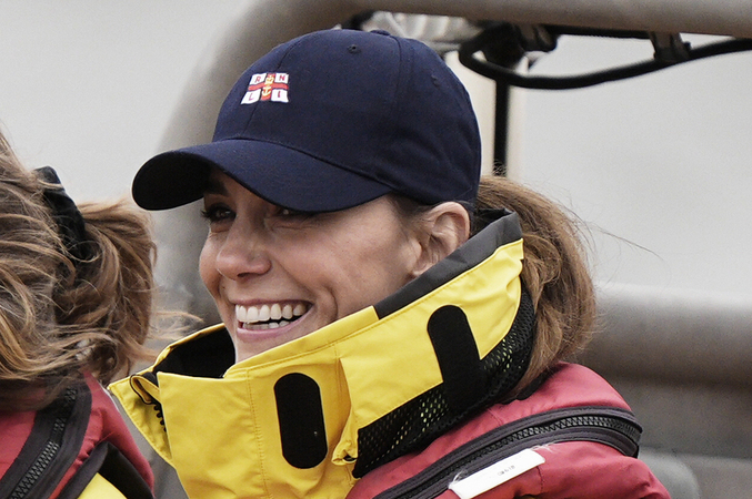 Londra Kate Middleton incanta con lo stile casual cappellino con visiera sopra il blazer