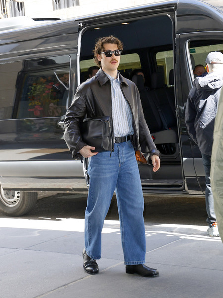 New York Jack Innanen esce in giacca e maxi pochette in pelle nera e denim jeans New York Jack Innanen esce in giacca e maxi pochette in pelle nera e denim jeans