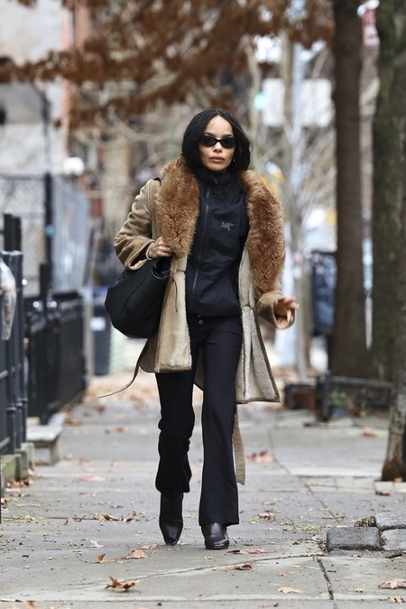 New York Zo&euml; Kravitz fa una passeggiata in tuta nera e cappotto con pelliccia