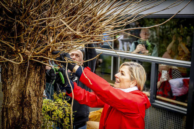 Paesi Bassi la regina Maxima e re Willem Alexander alle prese con il giardinaggio presso una casa di cura a Hoofddorp