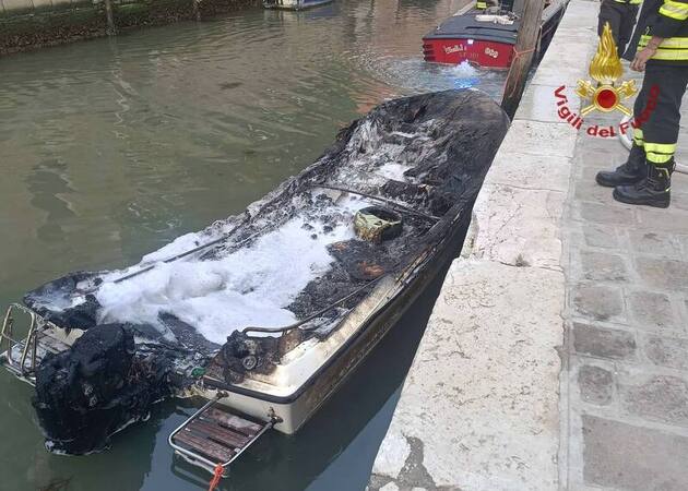 Venice Fire breaks out on a boat in Cannaregio owner injured