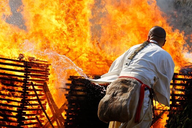 Tokyo l Hiwatari la cerimonia della camminata sul fuoco Tokyo l Hiwatari la cerimonia della camminata sul fuoco