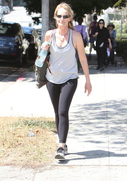 Helen Hunt leaving yoga class