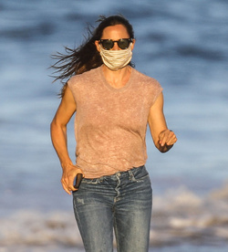 Jennifer Garner Is strolling the beach in Malibu after flirting with Bradley Cooper