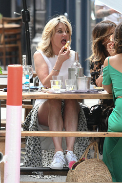 Lizzie Cundy and Anthea Turner seen having a drink with friends in soho