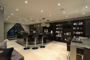 FORMER UNITED STAR FINDS BUYER FOR HIS HOME AFTER SEVEN YEARS AND SLASHING PRICE