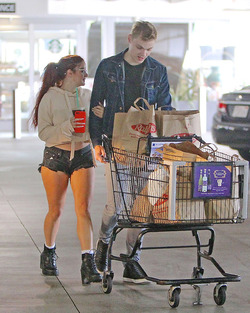 Ariel Winter Flaunts Legs Shows PDA With Boyfriend At Grocery Store Ariel Winter Flaunts Legs Shows PDA With Boyfriend At Grocery Store
