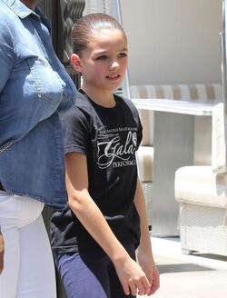Katie Holmes shopping at high end candy store Sugarfina with her ballerina Suri Katie Holmes shopping at high end candy store Sugarfina with her ballerina Suri