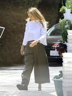 Is Gwyneth Paltrow Going For The Clown Look As She Nurses Injured Foot 
