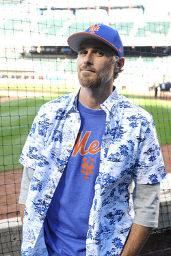 Dave Annable Throws Out First Pitch at Mets Game