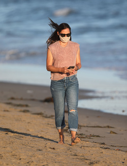 Jennifer Garner Is strolling the beach in Malibu after flirting with Bradley Cooper