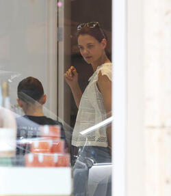 Katie Holmes shopping at high end candy store Sugarfina with her ballerina Suri Katie Holmes shopping at high end candy store Sugarfina with her ballerina Suri