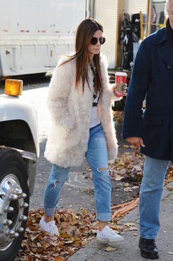 Sandra Bullock on the set of Oceans 8 filming in a Brooklyn church on NOVEMBER 10 2016 in New York City New York Sandra Bullock on the set of Oceans 8 filming in a Brooklyn church on NOVEMBER 10 2016 in New York City New York