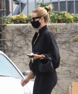 Rosie Huntington Whiteley Shows Off Her Supermodel Frame In All Black Workout Gear