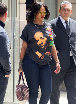 Rihanna wears a Bob Marley t shirt Rihanna wears a Bob Marley t shirt