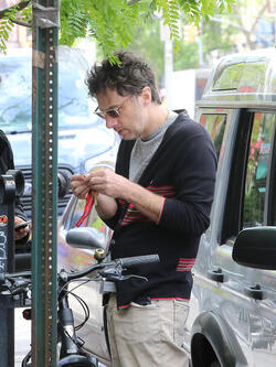 Zach Braff has Trouble With his Bike Lock