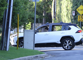 Violet Affleck arriving at Ben Affleck s birthday