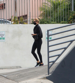 Rosie Huntington Whiteley Shows Off Her Supermodel Frame In All Black Workout Gear
