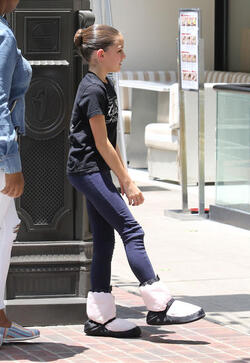 Katie Holmes shopping at high end candy store Sugarfina with her ballerina Suri Katie Holmes shopping at high end candy store Sugarfina with her ballerina Suri