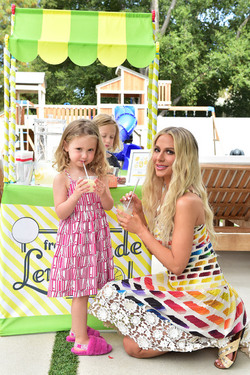 Dorit Kemsley Having fun with a Lemonade Stand With her Kids