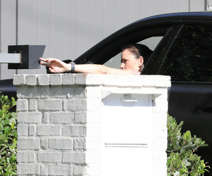 Jennifer Garner driving Ben s car arriving at his house 